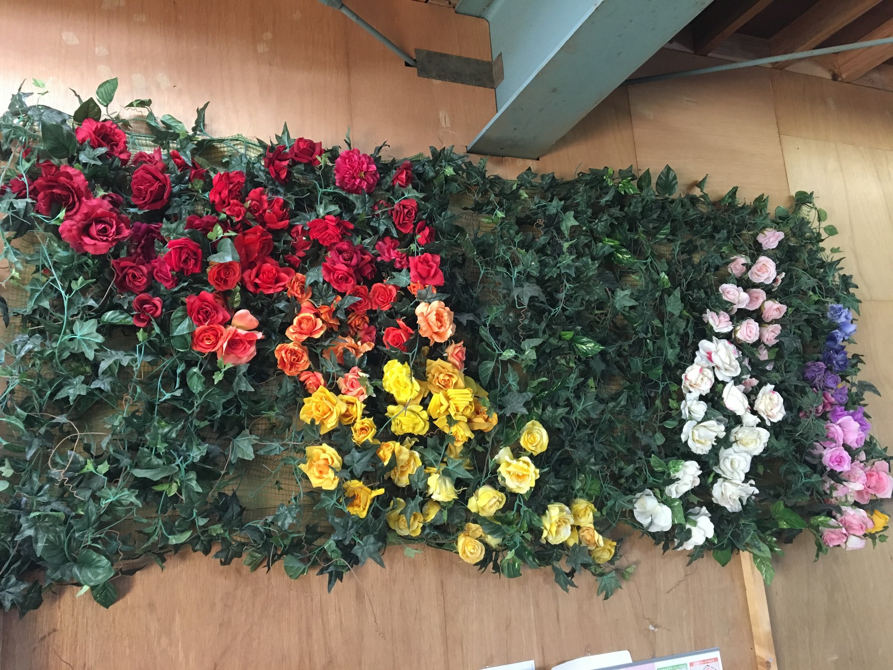 色とりどりの花とグリーンを使った実際の壁面装飾